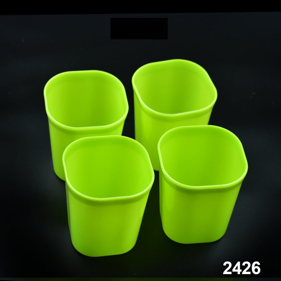Plastic drinking glasses, set of 4, ideal for daily use.
